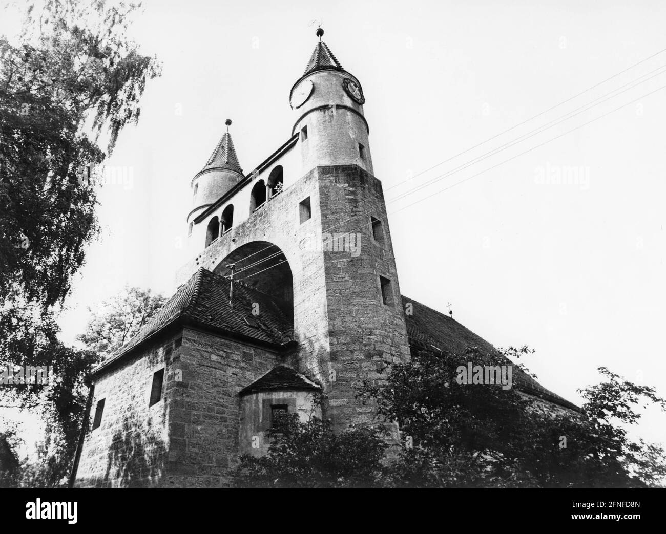 Blick nach oben auf die Doppeltürme der Kirche über dem Rundbogenbau der Kirche in Gagstatt bei Kirchberg an der Jagst. Nahaufnahme. [Automatisierte Übersetzung] Stockfoto