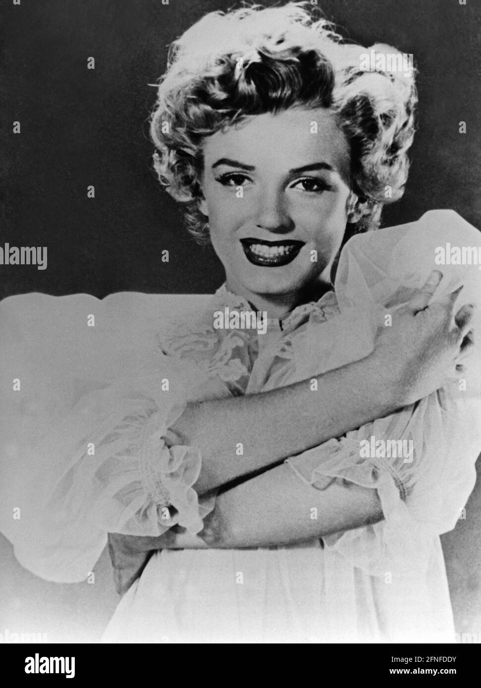 „ein Porträt der amerikanischen Filmschauspielerin Marilyn Monroe. Einige ihrer berühmtesten Filme sind ''Asphalt Jungle'', ''The Darn Seventh Year'', ''The Sleeping Prince'', ''Some Like IT Hot'' und ''Not Socially Acceptable''. [Automatisierte Übersetzung]' Stockfoto
