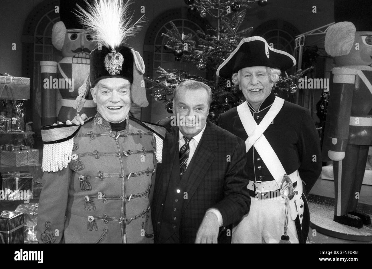 Die deutschen Komiker Hans Richter, Heinz Schenk und Friedrich Schoenfelder (von links) in der Show 'Fröhlich eingedeckt'. Undatierte Aufzeichnung. [Automatisierte Übersetzung] Stockfoto