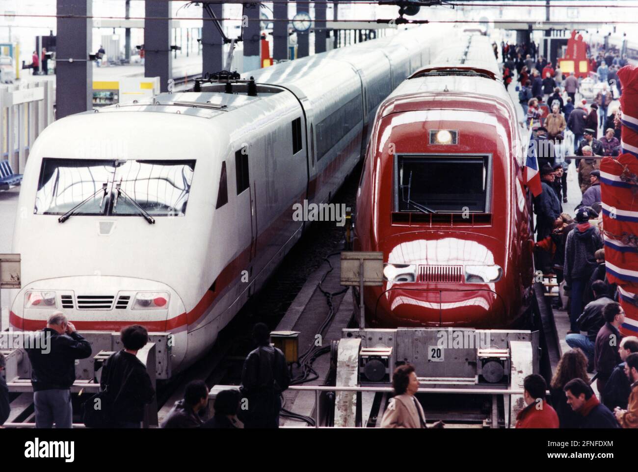 Ein 'Gast' aus Frankreich steht neben einem ICE-Zug am Münchner Hauptbahnhof. Der Hochgeschwindigkeitszug ''Thalys'' ist als Ehrengast der Veranstaltungswoche ''Französischer Frühling in Bayern'' nach München gekommen. [Automatisierte Übersetzung]' Stockfoto