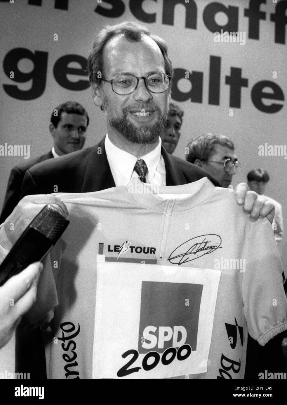 Dieses Foto zeigt Rudolf Scharoping nach seiner Wahl zum SPD-Parteivorsitzenden. Scharping soll die SPD ins Jahr 2000 führen. [Automatisierte Übersetzung] Stockfoto