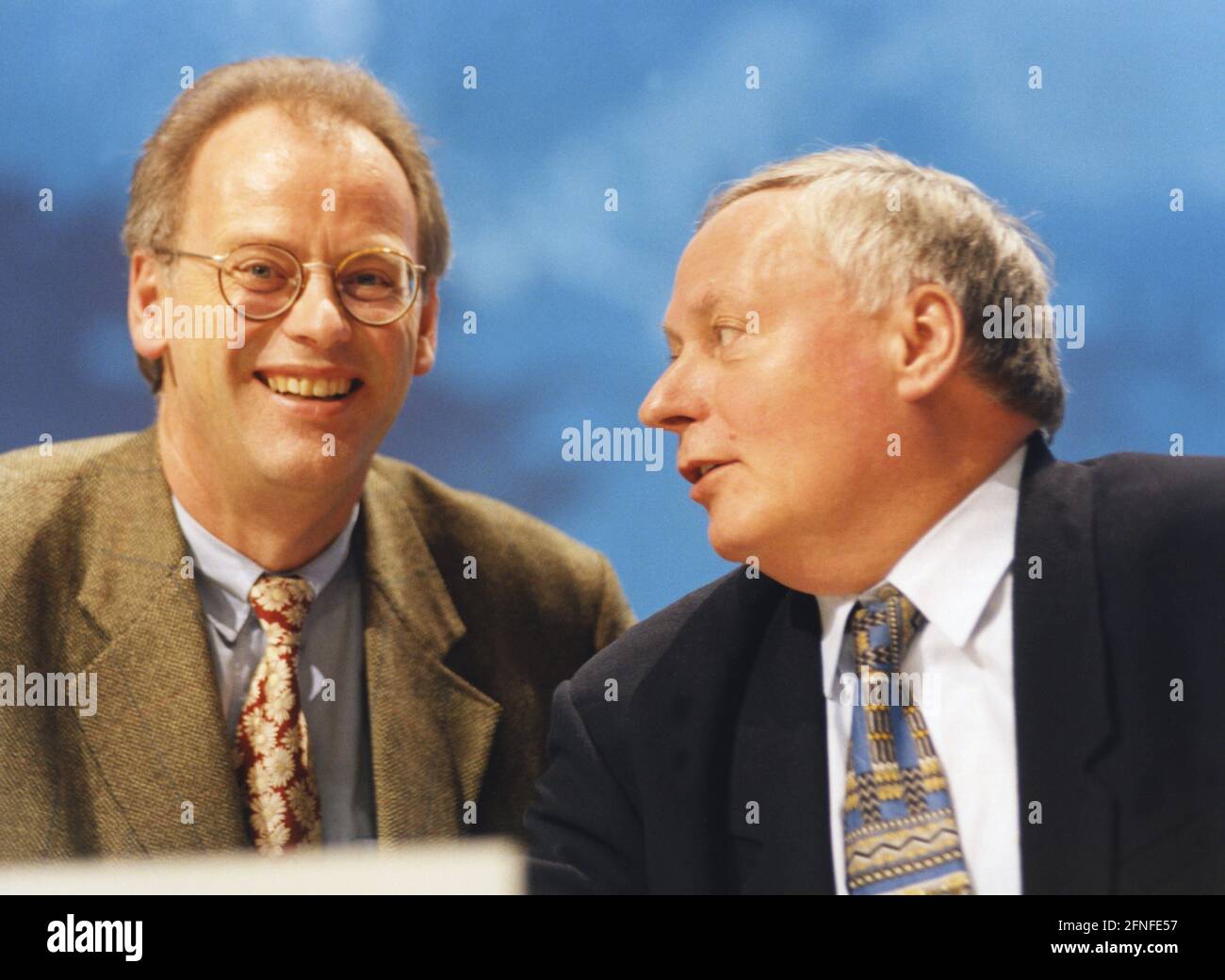 Rudolf Scharping (links) und SPD-Vorsitzender Oskar Lafontaine zu Beginn des Wahlkampfes. [Automatisierte Übersetzung] Stockfoto