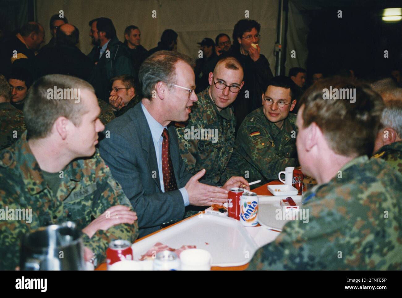 Das Foto zeigt Bundesverteidigungsminister Rudolf Scharping im Gespräch mit Soldaten der Bundeswehr in der Tetovo-Kaserne in Mazedonien. Grund für den Besuch war der Kosovo-Konflikt, der vom 28.2.1998. Bis 10.6. 1999 andauerte. In diesem bewaffneten Konflikt ging es um die Kontrolle über den Kosovo, unter den verschiedenen Parteien waren die Befreiungsarmee des Kosovo, die jugoslawische Armee, serbische Ordnungskräfte sowie NATO-Truppen unter der Führung der USA. Kosovo war früher eine Provinz Serbiens mit einer Mehrheit der albanischen Bevölkerung innerhalb Jugoslawiens. [Automatisierte Übersetzung] Stockfoto