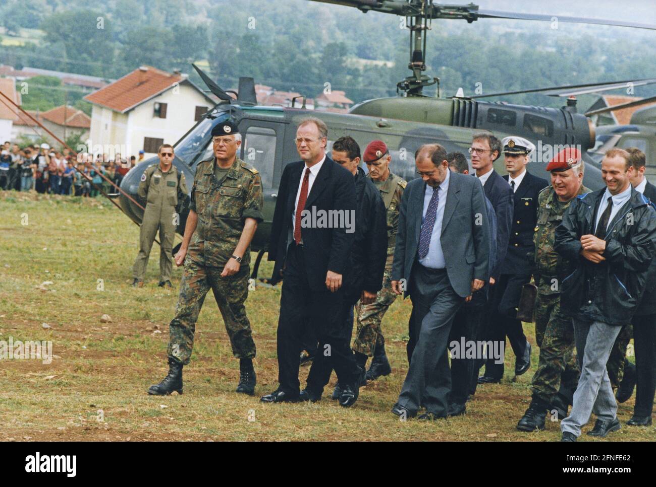 Dieses Foto zeigt Bundesverteidigungsminister Rudolf Scharping bei der Ankunft im Lager Cegrane für Vertriebene in Mazedonien. Viele, die aus dem Kosovo geflohen waren, kamen hier an. Der Grund für die Flucht war der Kosovo-Konflikt, der vom 28.2.1998. Bis 10.6. 1999 andauerte. In diesem bewaffneten Konflikt ging es um die Kontrolle über den Kosovo, unter den verschiedenen Parteien waren die Befreiungsarmee des Kosovo, die jugoslawische Armee, serbische Ordnungskräfte sowie NATO-Truppen unter der Führung der USA. Kosovo war früher eine Provinz Serbiens mit einer Mehrheit der albanischen Bevölkerung innerhalb Jugoslawiens. [Automatisierte Übersetzung] Stockfoto