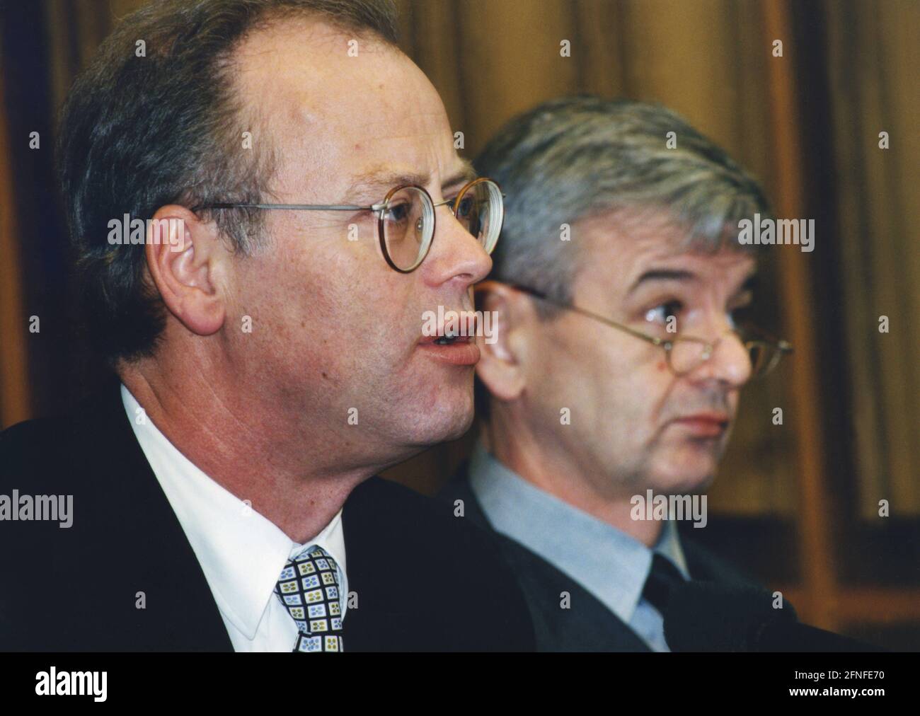 Dieses Foto zeigt Bundesverteidigungsminister Rudolf Scharping (links) und Bundesaußenminister Joschka Fischer (rechts). [Automatisierte Übersetzung] Stockfoto