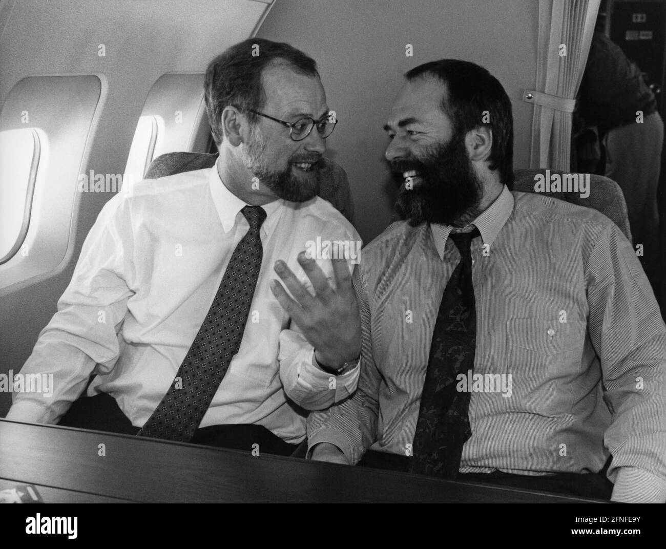 Dieses Foto zeigt den SPD-Vorsitzenden Rudolf Scharping (links) im Gespräch mit dem DDR-SPD-Bundestagsabgeordneten Markus Meckel in einem Flugzeug. [Automatisierte Übersetzung] Stockfoto