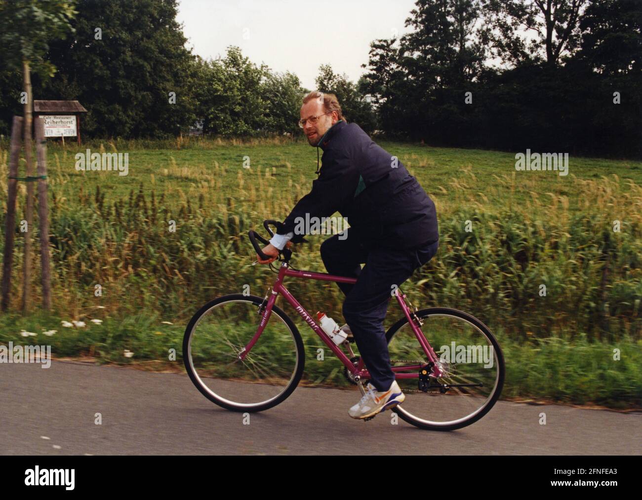 Dieses Foto zeigt den SPD-Parteichef und Kanzlerkandidat Rudolf Scharping auf seiner Fahrradtour von Papenburg nach leer. [Automatisierte Übersetzung] Stockfoto