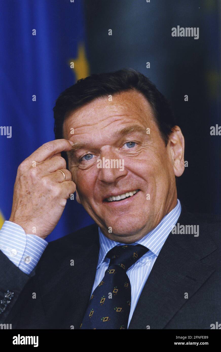 Bundeskanzler Gerhard Schröder bei der Pressekonferenz mit Jacques Santer, Präsident der EU-Kommission. [Automatisierte Übersetzung] Stockfoto