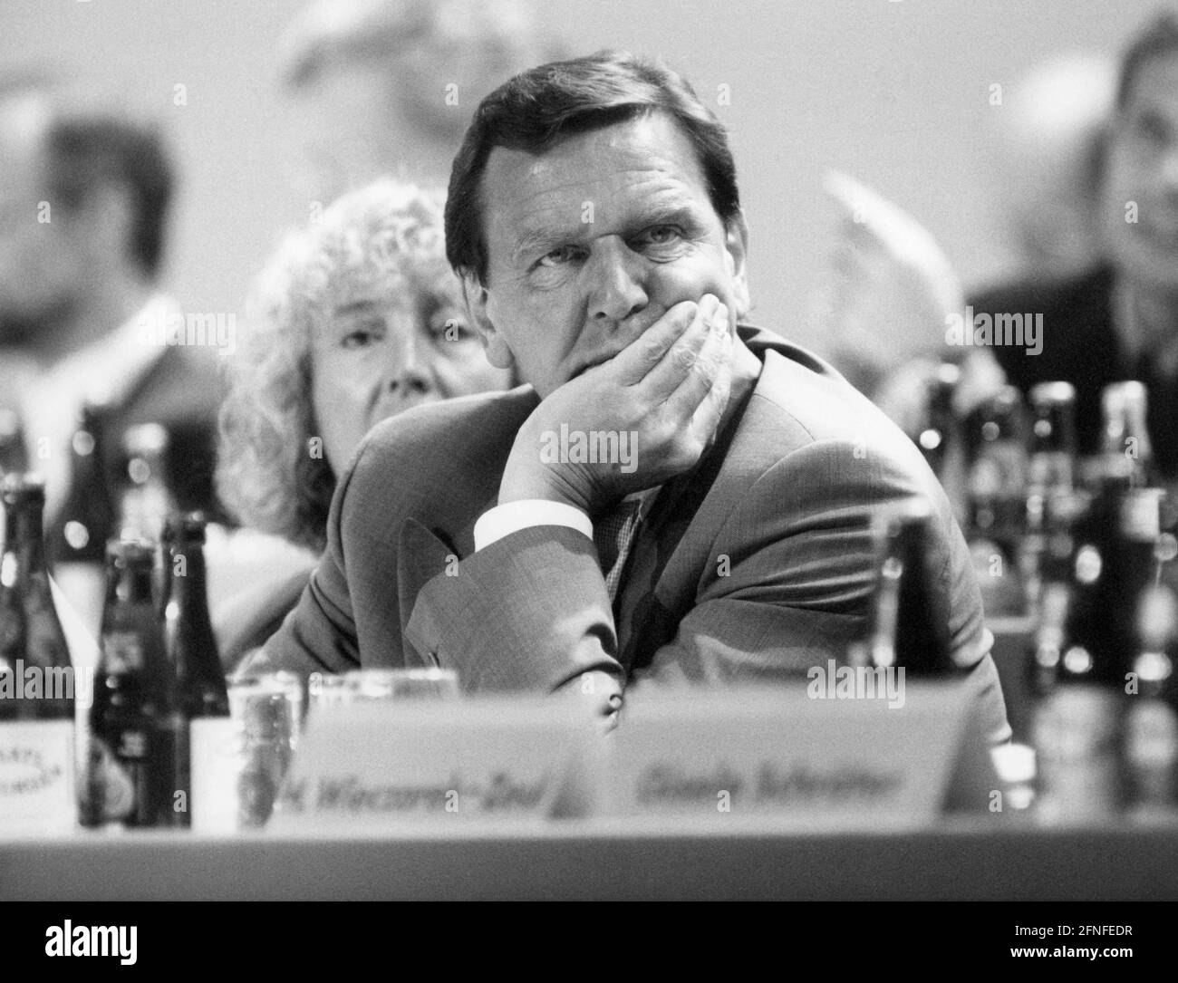 Niedersächsischer Ministerpräsident Gerhard Schröder zum Abschluss der SPD-Parteikonferenz. Rudolf Scharbing wurde anstelle von Schröder zum Parteivorsitzenden gewählt. [Automatisierte Übersetzung] Stockfoto