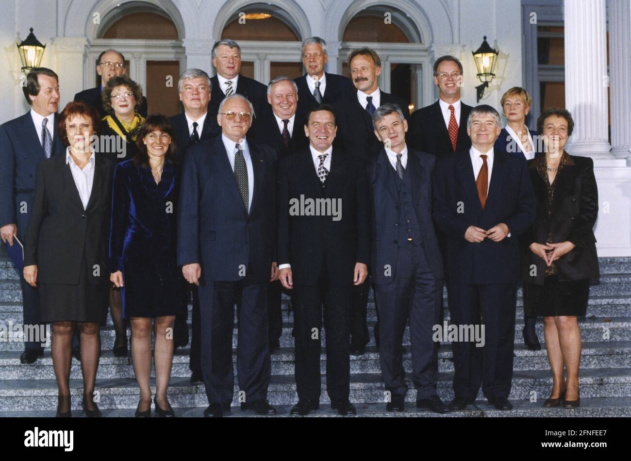Bild des neuen Kabinetts mit dem Bundespräsidenten vor der Villa Hammerschmidt in Bonn. Hintere Reihe, von links: Walter Riester, Karl-Heinz Funke, Werner Müller. 2. Reihe, von links: Franz Müntefering, Andrea Fischer, Bodo Hombach, Oskar Lafontaine, Jürgen Trittin, Rudolf Scharping, Christine Bergmann. 3. Reihe, von links: Heidemarie Wieczorek-Zeul, Edelgard Bulmahn, Bundespräsident Roman Herzog, Bundeskanzler Gerhard Schröder, Joschka Fischer, Otto Schily und Herta Däubler-Gmelin nach der Ernennung der neuen Minister. [Automatisierte Übersetzung] Stockfoto