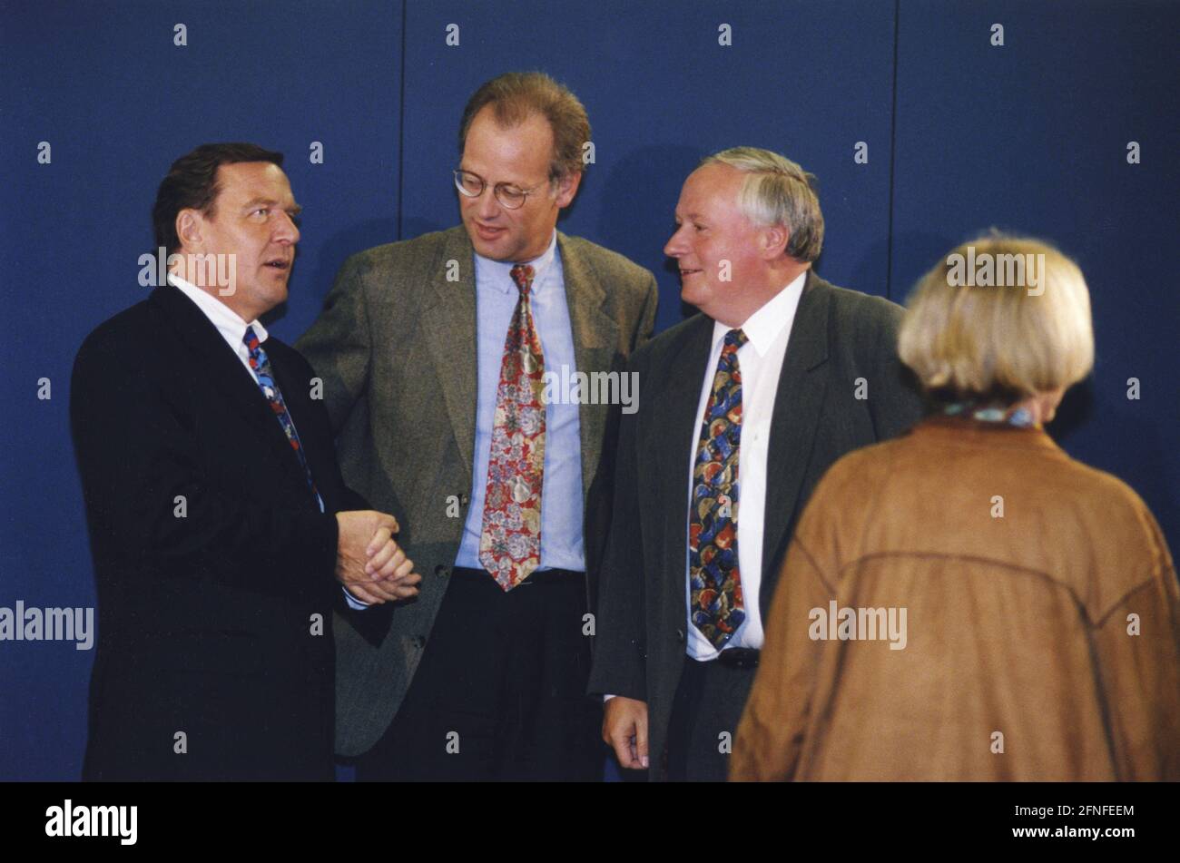 Das SPD-Präsidium von links nach rechts: Gerhard Schröder, Ministerpräsident Niedersachsens, Rudolf Scharping, Bundestagsabgeordneter, und Oskar Lafontaine, Ministerpräsident des Saarlandes. [Automatisierte Übersetzung] Stockfoto