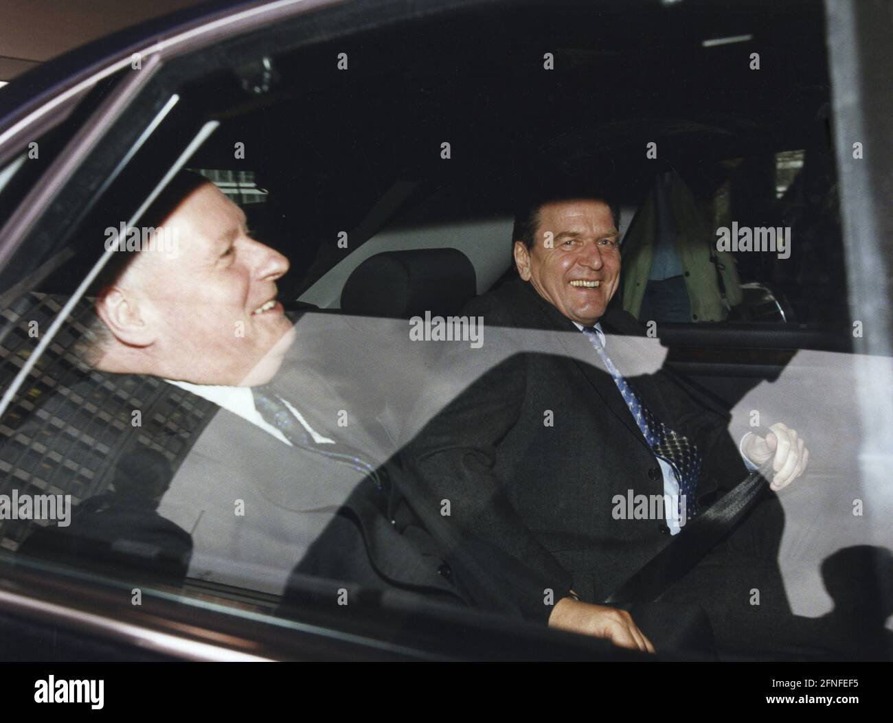 Der niedersächsische Ministerpräsident Gerhard Schröder (r.) und der saarländische Ministerpräsident Oskar Lafontaine (l.) auf dem Rücksitz eines Autos. [Automatisierte Übersetzung] Stockfoto