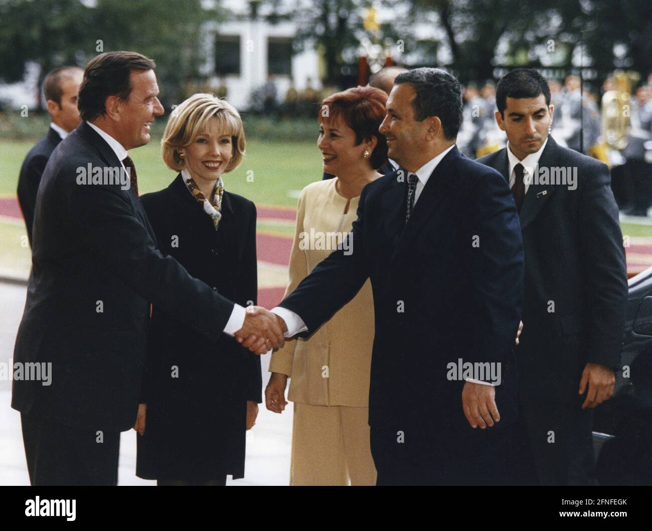 Bundeskanzler Gerhard Schröder (links) und seine Frau Doris Schröder-Köpf sowie der israelische Ministerpräsident Ehud Barak mit seiner Frau Nava Barak beim ersten offiziellen Staatsempfang der Bundesregierung in Berlin. [Automatisierte Übersetzung] Stockfoto