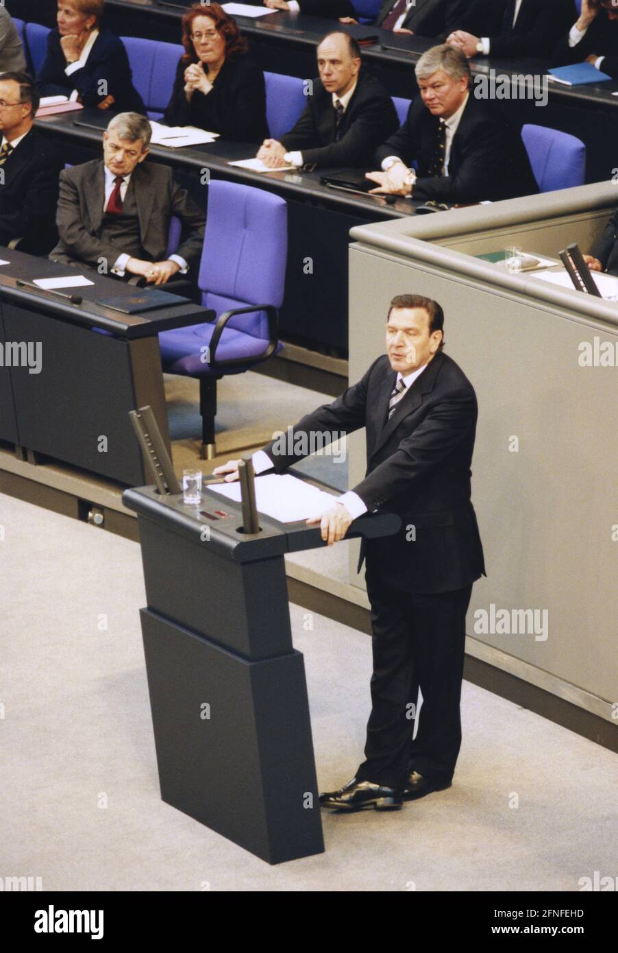 Bundeskanzler Gerhard Schröder bei seiner ersten Rede im neuen Reichstag in Berlin. Auf der Regierungsbank Christine Bergmann (von links), Heidemarie Wieczorek-Zeul, Walter Riester, Bodo Hombach, Hans Eichel und Joschka Fischer. [Automatisierte Übersetzung] Stockfoto