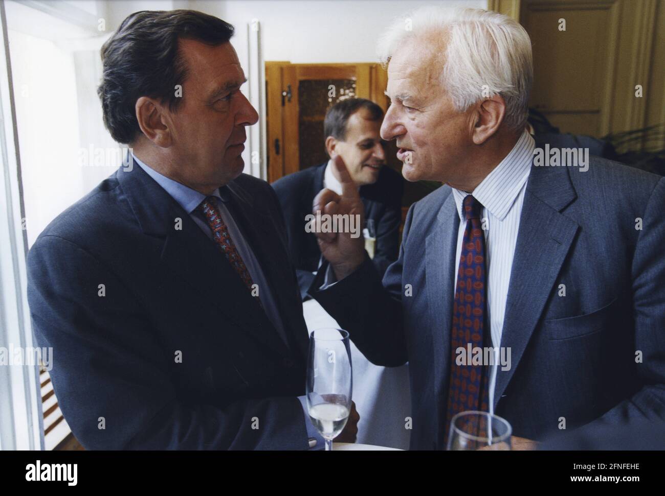 Bundeskanzler Gerhard Schröder (links) mit Richard von Weizsäcker beim Deutsch-Französischen Kolloquium der Genshagen-Stiftung. Foto: Carsten Koall [automatisierte Übersetzung] Stockfoto