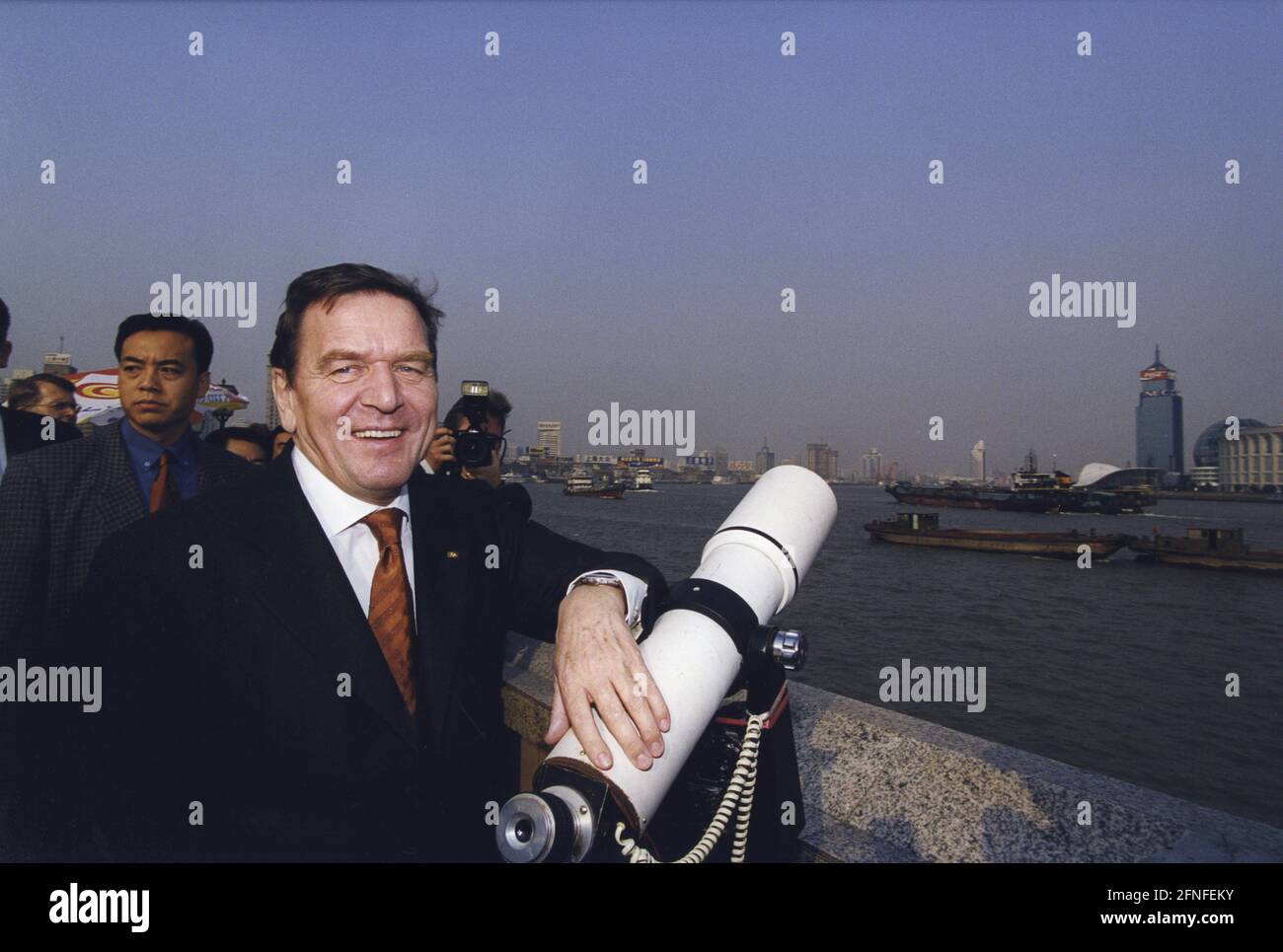 Bundeskanzler Gerhard Schröder am Ufer des Bundes (Waitan) i8n Shanghai (Shanghai). [Automatisierte Übersetzung] Stockfoto