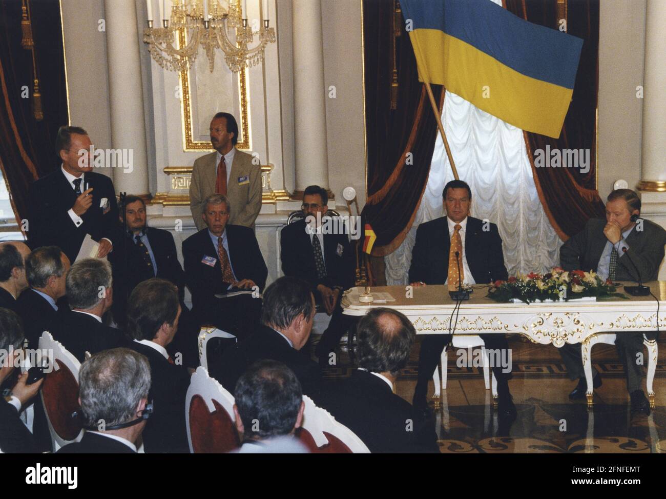 Der Präsident des Bundesverbandes der Deutschen Industrie, Hans Olaf Henekl, hält eine Rede vor Bundeskanzler Gerhard Schröder (Mitte) und dem ukrainischen Präsidenten Leonid Kuchma (rechts) anlässlich des Staatsbesuchs von Bundeskanzler Gerhard Schröder im Marienpalais in Kiew. [Automatisierte Übersetzung] Stockfoto