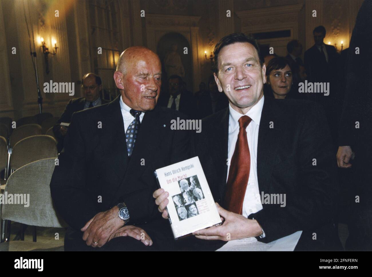 „Bundeskanzler Gerhard Schröder (rechts) bei der Buchpräsentation von Hans-Ulrich Kempski zum Buch „um die Macht- Sternstunden und sonstige Abenteuer der Bonner Bundeskanzler“ (links). [Automatisierte Übersetzung]' Stockfoto