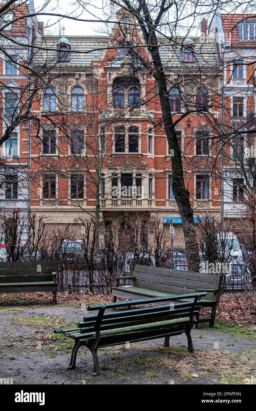Bänke in einer ruhigen Ecke im Garten der Gethsamene Kirche, Stargarder Straße 77, Prenzlauer Berg, Berlin Stockfoto