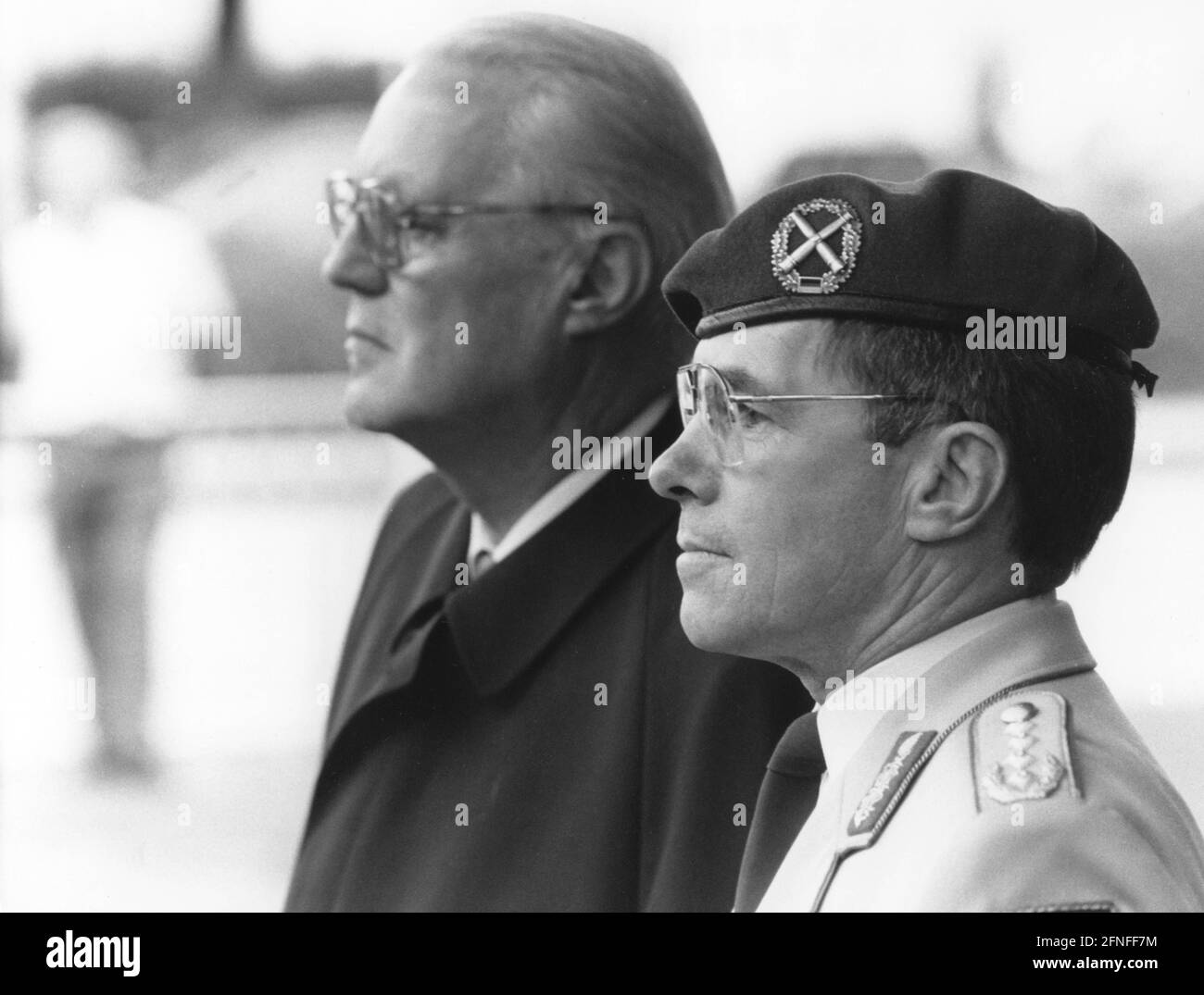 Verteidigungsminister Gerhard Stoltenberg mit dem Generalinspekteur der Bundeswehr Klaus Naumann (von links). [Automatisierte Übersetzung] Stockfoto