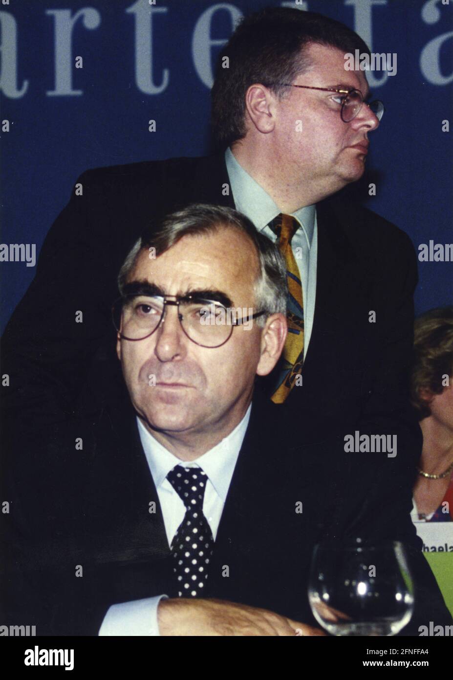 Der Bundesfinanzminister und CSU-Vorsitzende Dr. Theodor Waigel (Front) und CSU-Generalsekretär Bernd Protzner. [Automatisierte Übersetzung] Stockfoto