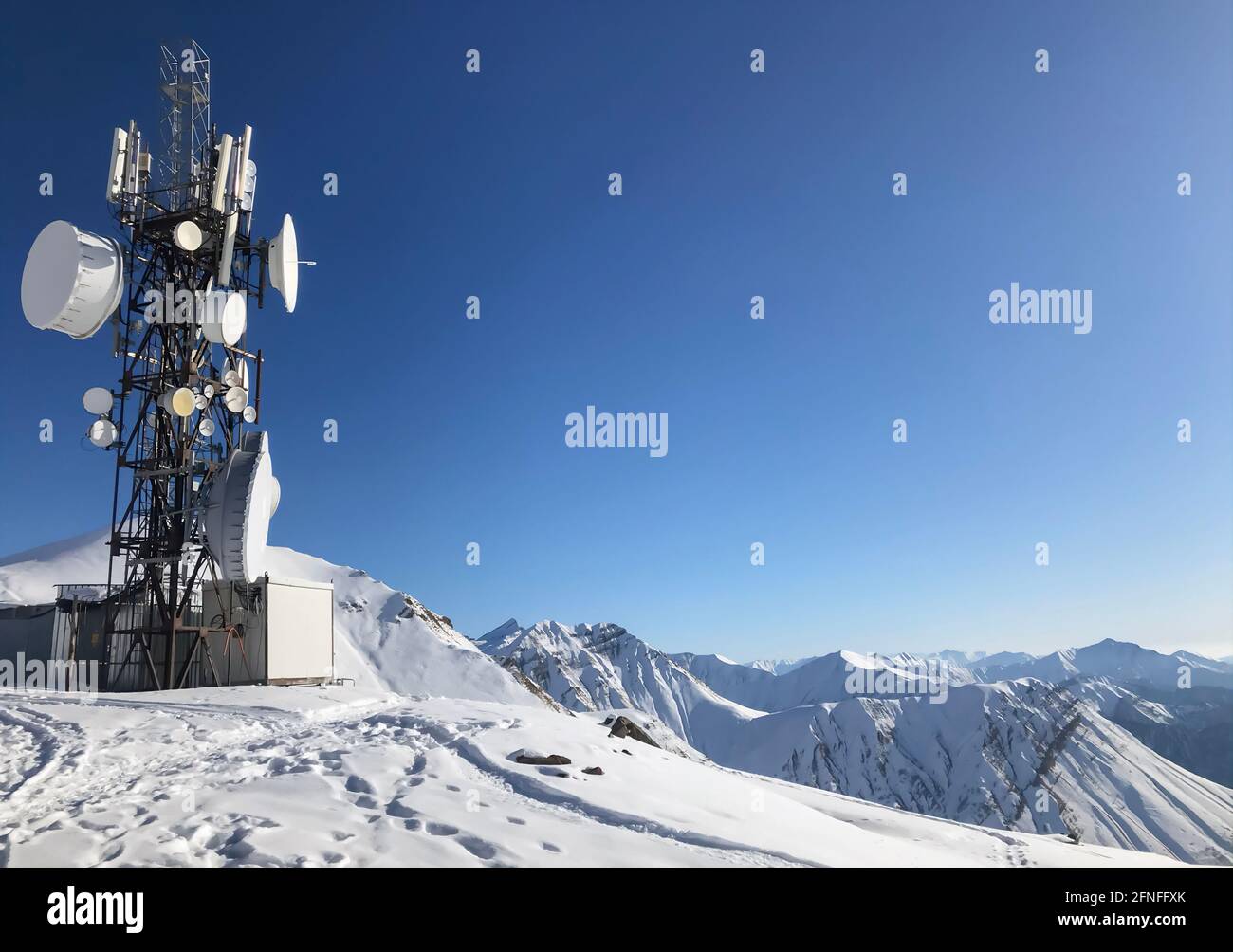 Winteransicht der Sender an einem sonnigen Tag, um die Spuren der Menschen, auf dem Berg Georgia Gudauri Stockfoto
