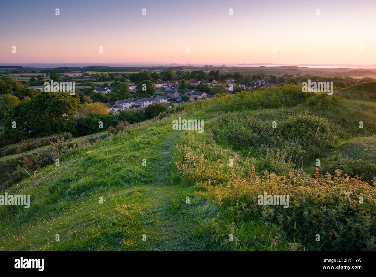 Blick über Nether Stowey vom Norman motte-and-bailey Stowey Castle am Fuße der Quantock Hills, Somerset, England. Stockfoto