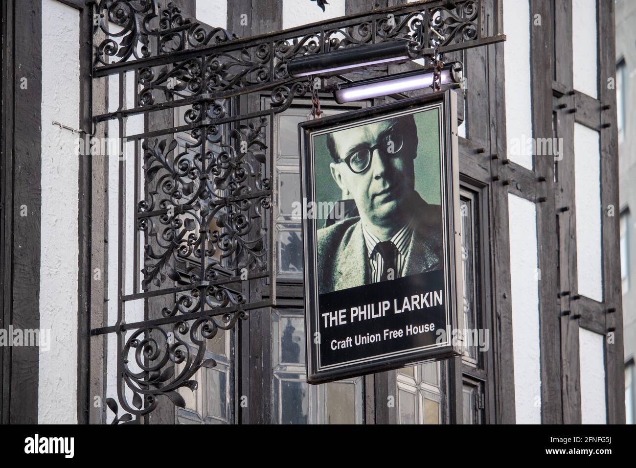 The Philip Larkin Pub im Zentrum von Coventry. Der Pub ist nach dem Dichter und Schriftsteller benannt, der 1922 in Coventry geboren wurde. 2021 jährt sich die Geburt des Schriftstellers zum hundertsten Mal. Stockfoto