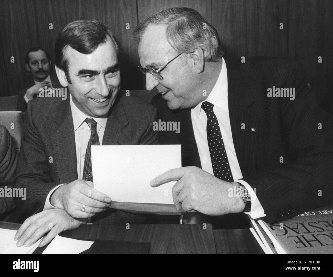 Der Bundesfinanzminister und CSU-Vorsitzende Theodor Waigel (l.) im Gespräch mit Bundeskanzler Helmut Kohl im Bundestag in Bonn. [Automatisierte Übersetzung] Stockfoto