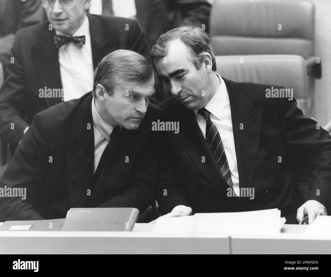 Bundeswirtschaftsminister Helmut Haussmann (l.) und Bundesfinanzminister und CSU-Vorsitzender Theodor Waigel im Gespräch in Bonn. [Automatisierte Übersetzung] Stockfoto