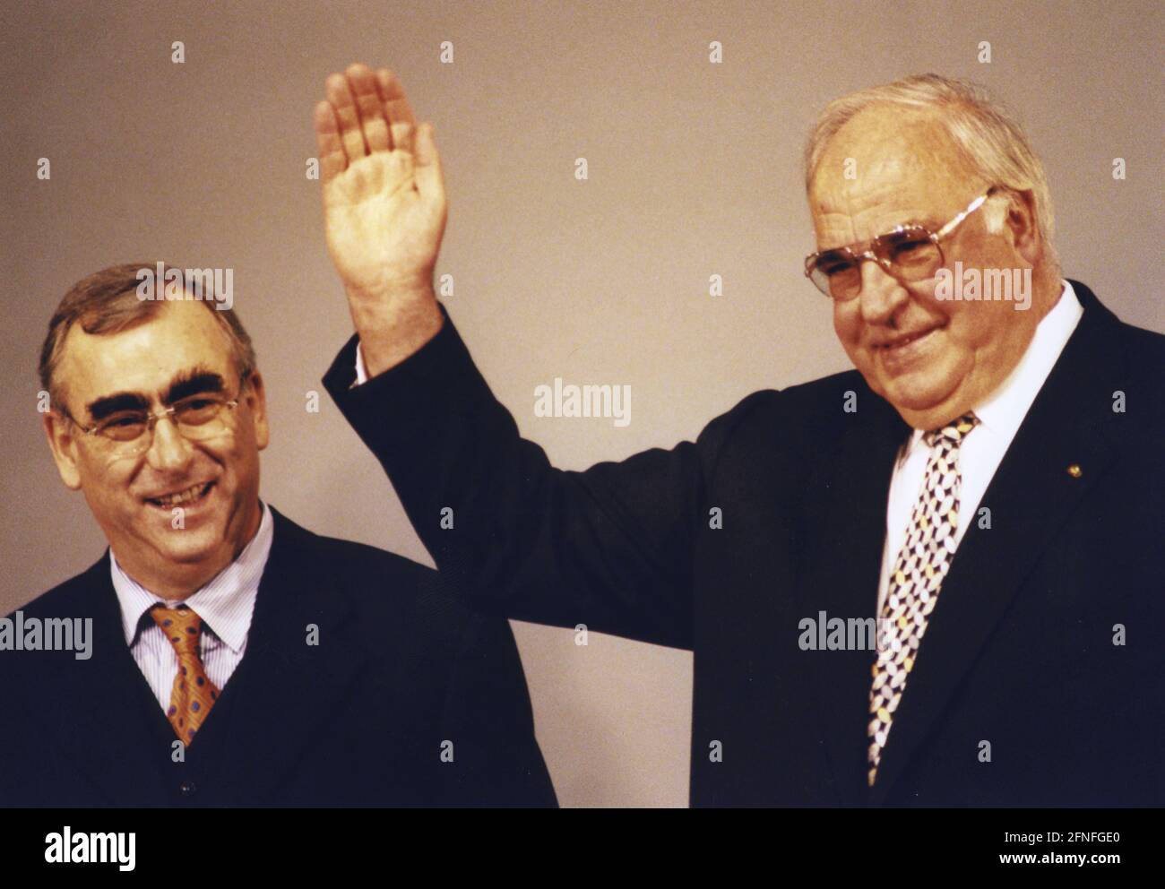 Bundesfinanzminister und CSU-Vorsitzender Theodor Waigel (l.) und Bundeskanzler Helmut Kohl (winkend) beim 60. CSU-Parteitag in München. [Automatisierte Übersetzung] Stockfoto