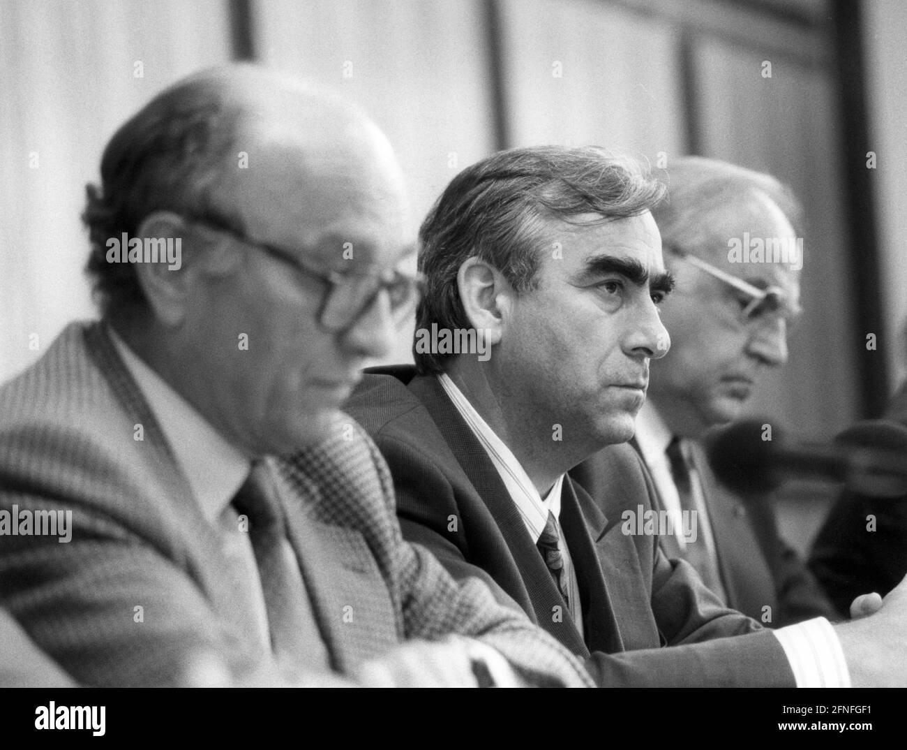 Von links nach rechts: Otto Graf Lambsdorff (FDP), der Bundesfinanzminister und CSU-Vorsitzende Theodor Waigel und Bundeskanzler Helmut Kohl im Bundestag in Bonn. [Automatisierte Übersetzung] Stockfoto