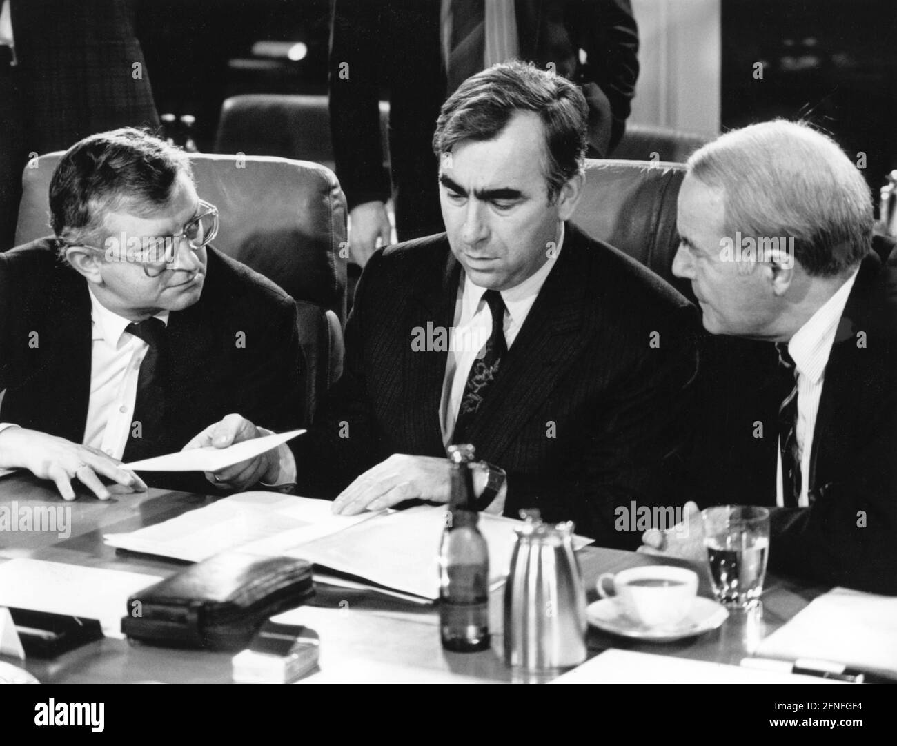 Von links nach rechts: Bundestagsfraktionschef Rudolf Seiter, CSU-Vorsitzender und Bundesfinanzminister Theodor Waigel und Alfred Dregger, Vorsitzender der CDU/CSU-Fraktion, bei der Fraktionssitzung der CSU/CDU im Bundestag. [Automatisierte Übersetzung] Stockfoto