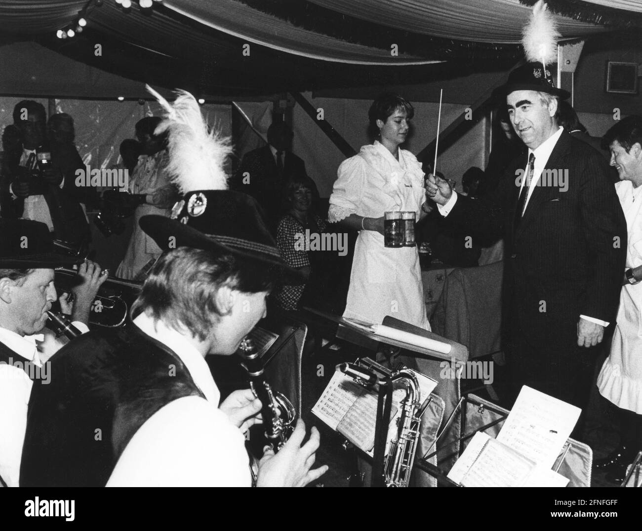 Der deutsche Finanzminister und CSU-Vorsitzende versucht sich beim Start des Oktoberfestes in der Bayerischen Landesvertretung in Bonn an der Durchführung. Undatierte Fotografie, ca. 1990. [Automatisierte Übersetzung] Stockfoto