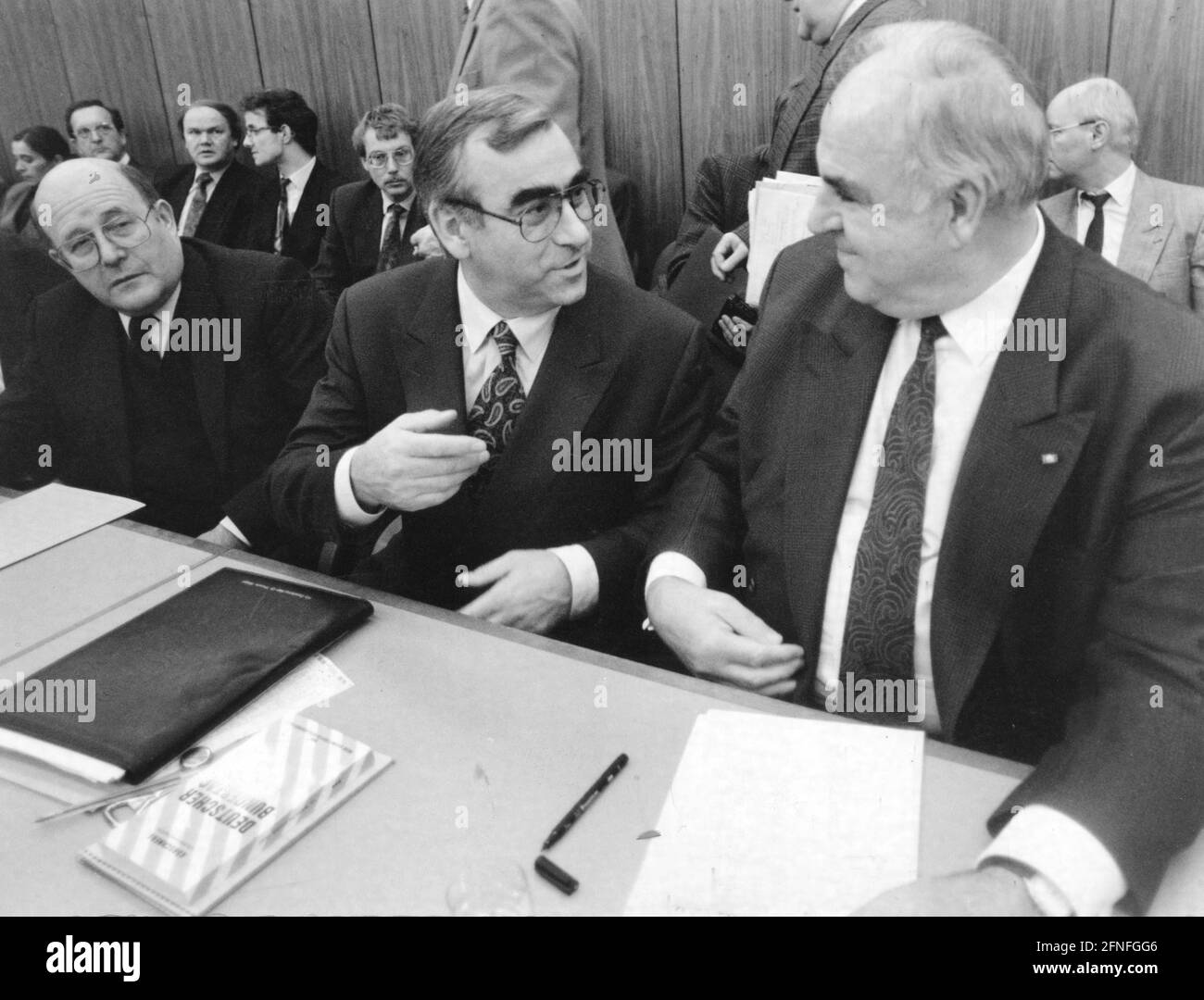 Von links nach rechts: CSU-Landesgruppenleiter Wolfgang Bötsch, CSU-Vorsitzender und Bundesfinanzminister Theodor Waigel sowie Bundeskanzler Helmut Kohl im Bundestag in Bonn. [Automatisierte Übersetzung] Stockfoto