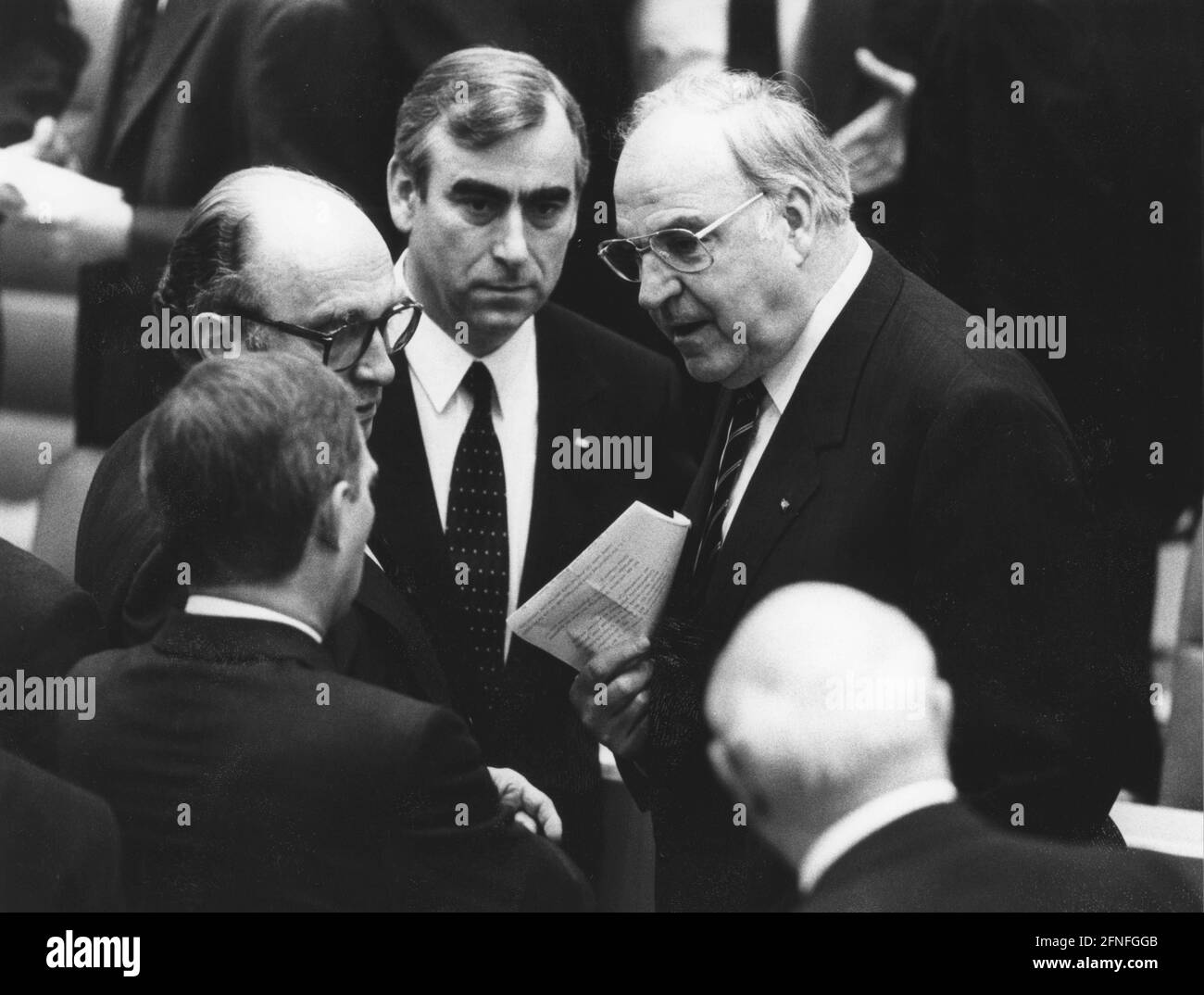 Von links nach rechts: Innenminister Wolfgang Schäuble (mit dem Rücken zu sehen), Otto Graf Lambsdorff (FDP), Bundesfinanzminister und CSU-Vorsitzender Theodor Waigel sowie Bundeskanzler Helmut Kohl im Bundestag in Bonn. [Automatisierte Übersetzung] Stockfoto