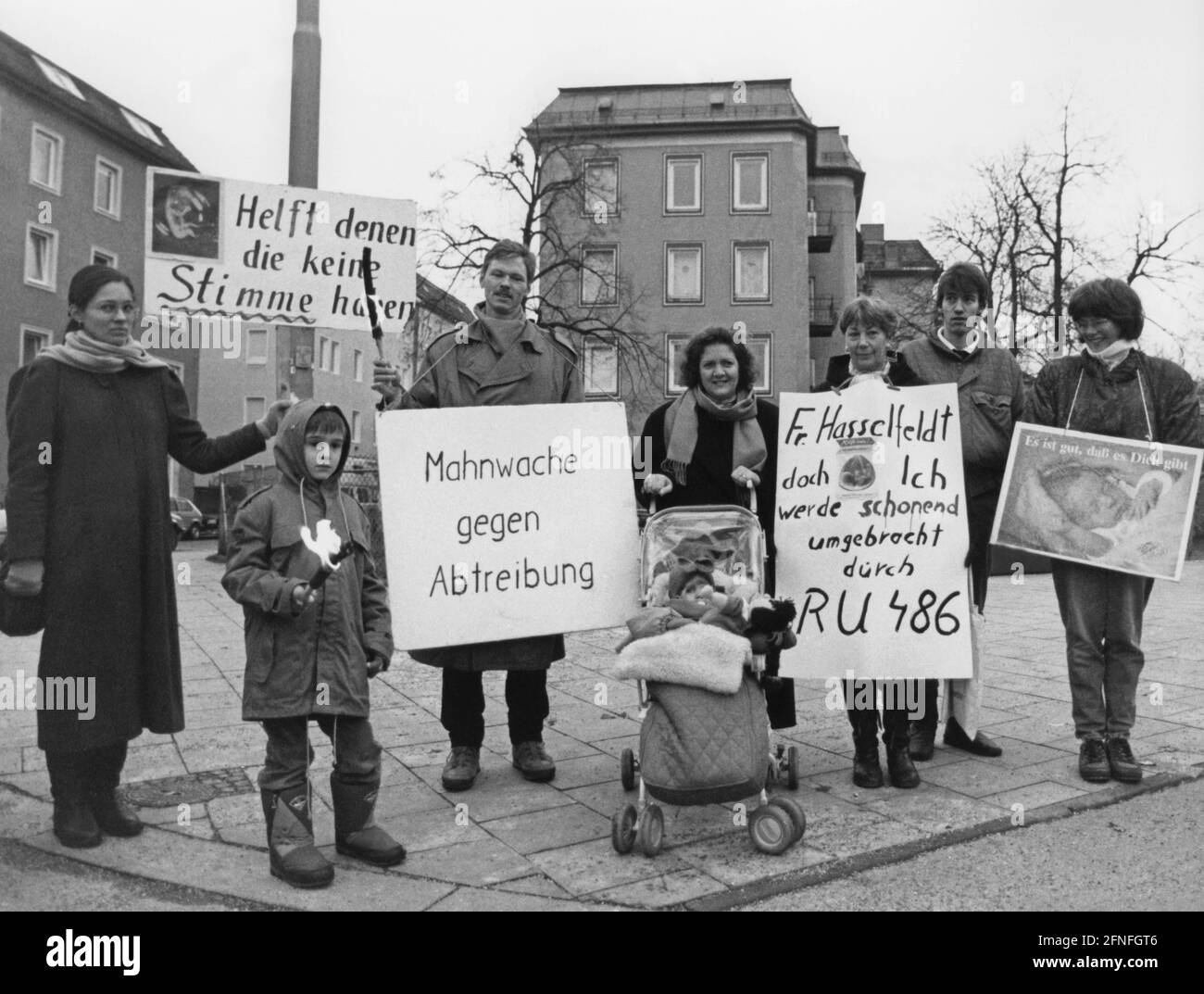 Demonstration für § 218 vor der Parteikonferenz der CSU in der Bayernhalle in München: Mahnwache gegen Abtreibung. [Automatisierte Übersetzung] Stockfoto