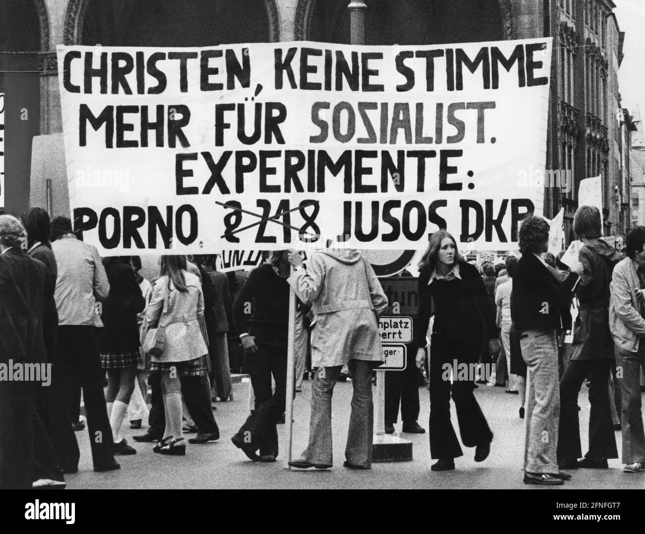 Demonstration für § 218, Abtreibung: Demonstranten auf dem Odeonsplatz mit einem Banner: Christen, keine Stimmen mehr für sozialistische Experimente. [Automatisierte Übersetzung] Stockfoto