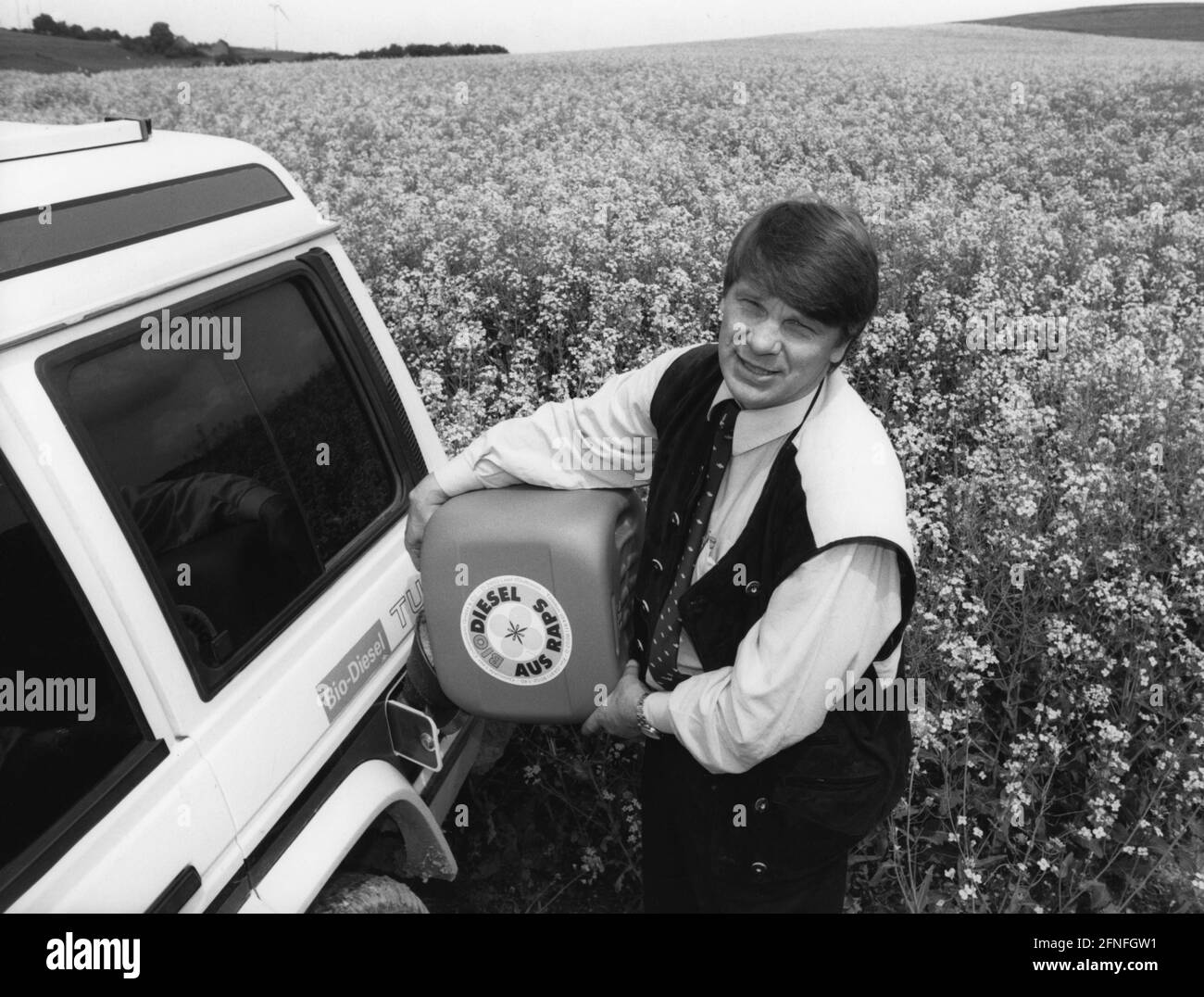 Bauer Heinrich Kemper füllt sein Geländefahrzeug mit Biodiesel aus Rapsöl aus einem Kanister. [Automatisierte Übersetzung] Stockfoto