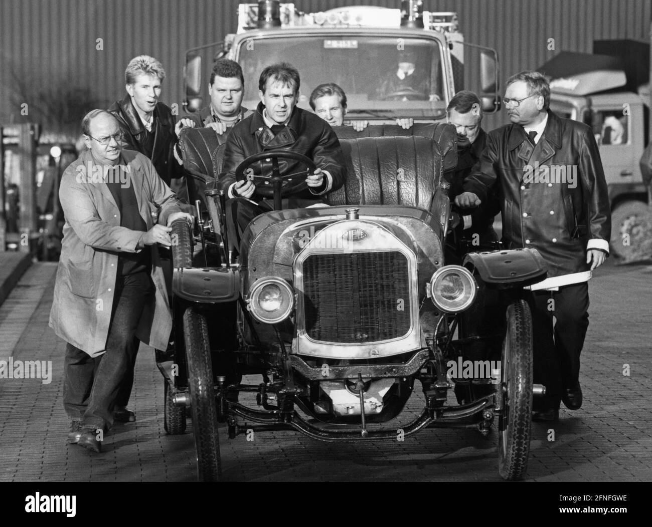 Von 1912 bis 1996 produzierte der Haushaltsgerätehersteller Miele drei verschiedene Fahrzeugmodelle. Das Bild zeigt einen Miele K1, der in Norwegen entdeckt wurde. Feuerwehrleute helfen, das Auto, das zu der Zeit etwa 80 Jahre alt war, zu schieben. [Automatisierte Übersetzung] Stockfoto