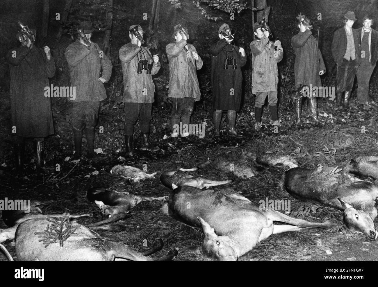 Jäger nutzen tote Signale, um nach einer Jagd im Harz, hier Rotwild und Rehe, die Wildtierkette in die Luft zu sprengen. [Automatisierte Übersetzung] Stockfoto