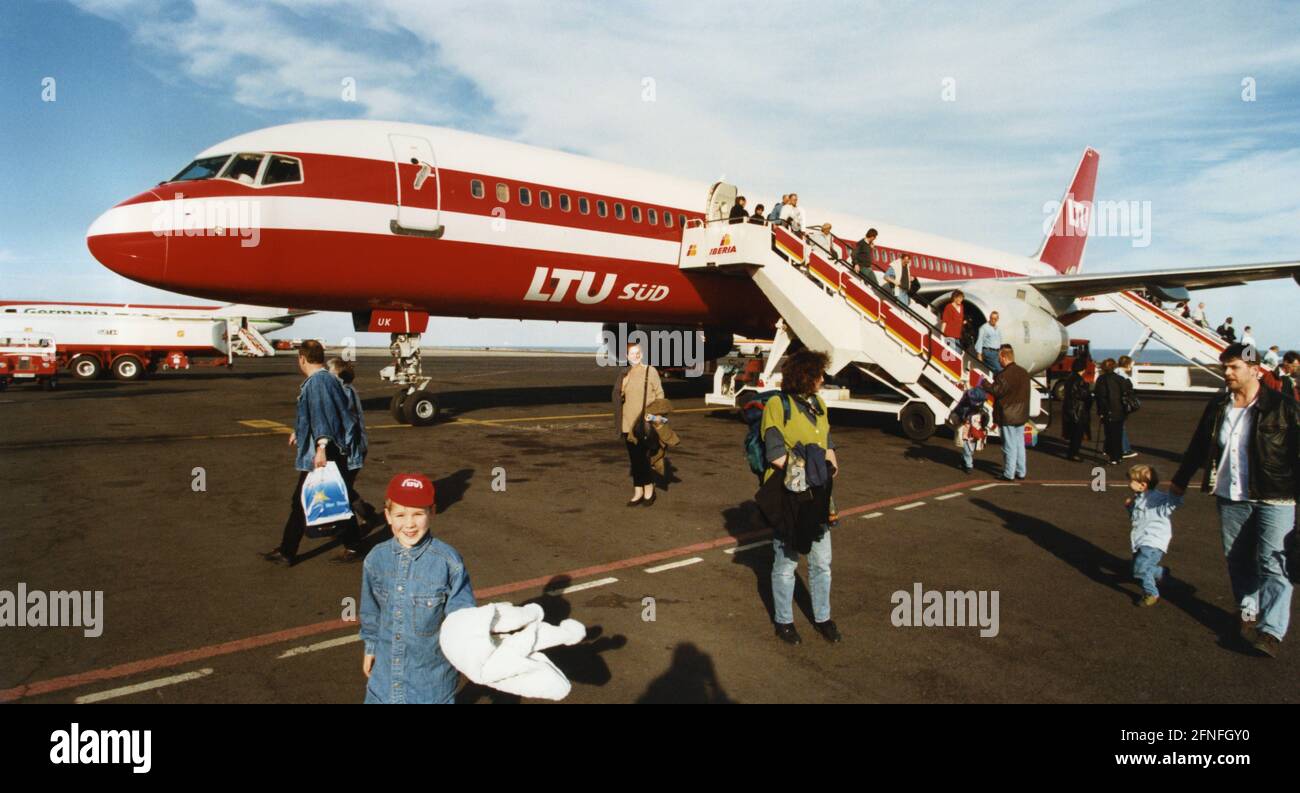 Eine Boeing 757-200 der Fluggesellschaft LTU South nach der Ankunft am Flughafen  Puerto del Rosario auf Fuerteventura. Die 1984 als ''LTS'' gegründete  Tochtergesellschaft der Charterfluggesellschaft LTU flog zu besonders  frequentierten Urlaubszielen in