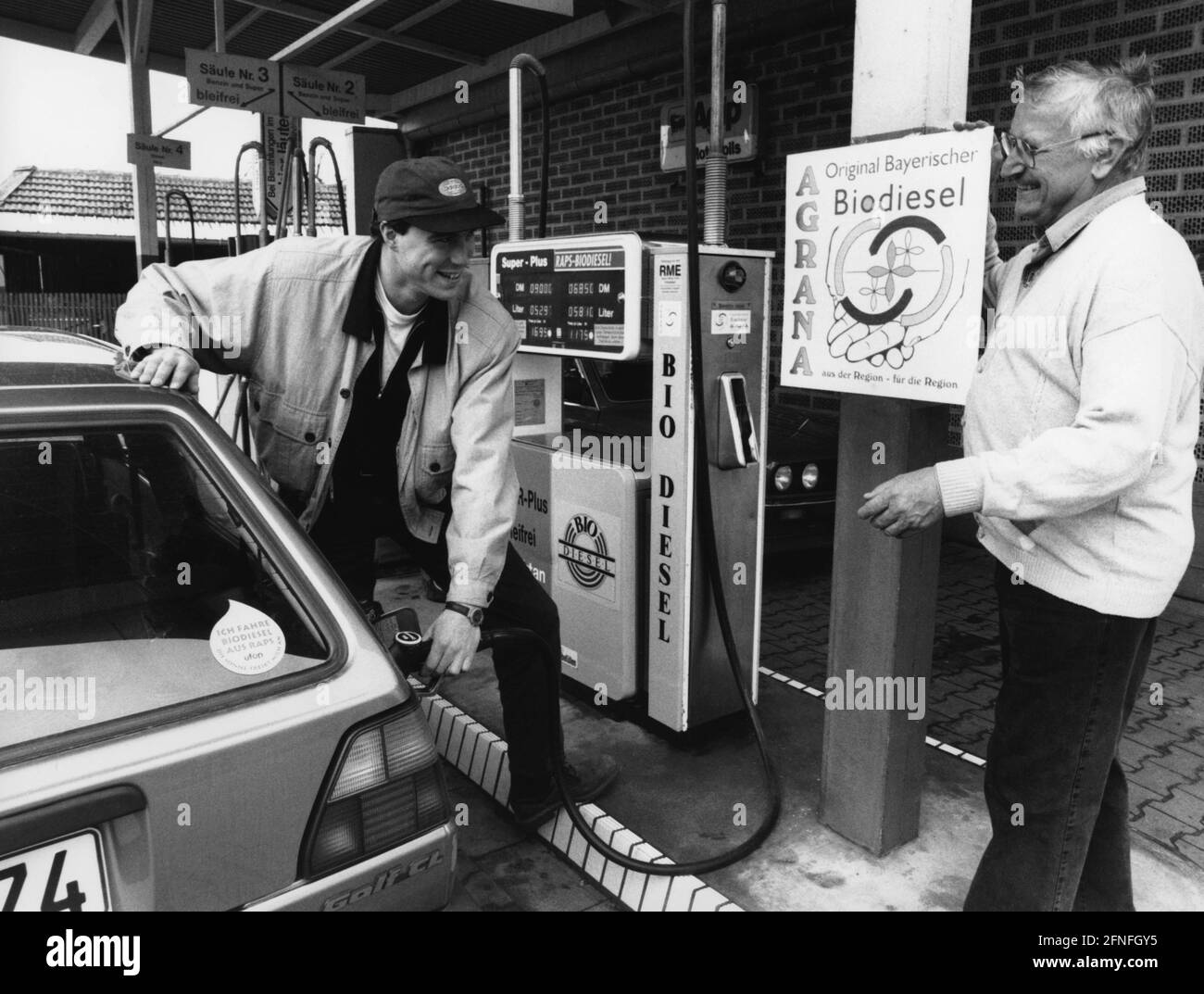Tankstellenbesitzer Eduard Wiesheu aus Moosburg (rechts) wirbt an seiner Tankstelle für Biodiesel aus bayerischer Produktion. [Automatisierte Übersetzung] Stockfoto