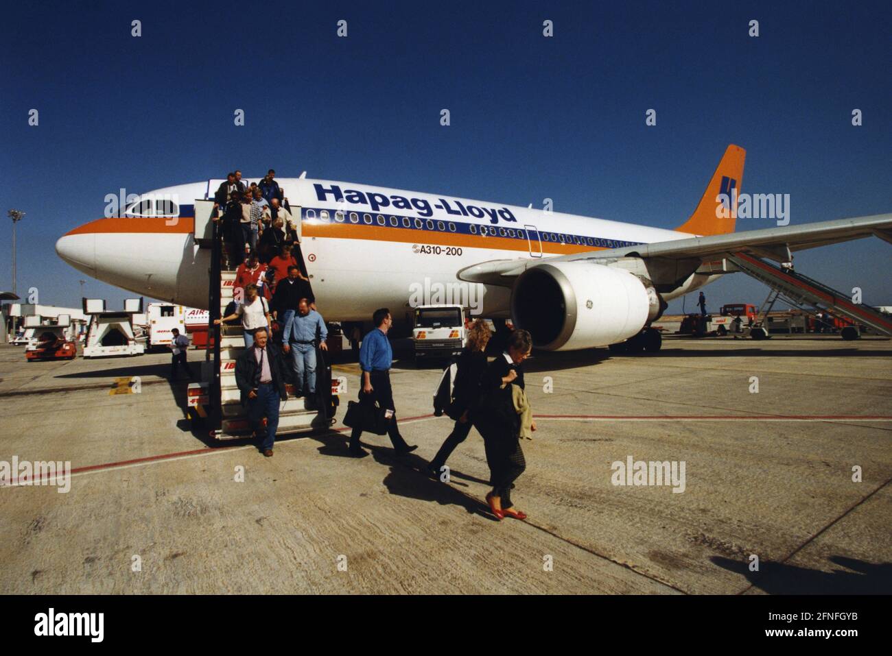 Ein Airbus A310-200 der deutschen Fluggesellschaft Hapag-Lloyd nach der  Landung auf dem Flughafen Puerto del Rosario auf Fuerteventura.  [Automatisierte Übersetzung] Stockfotografie - Alamy