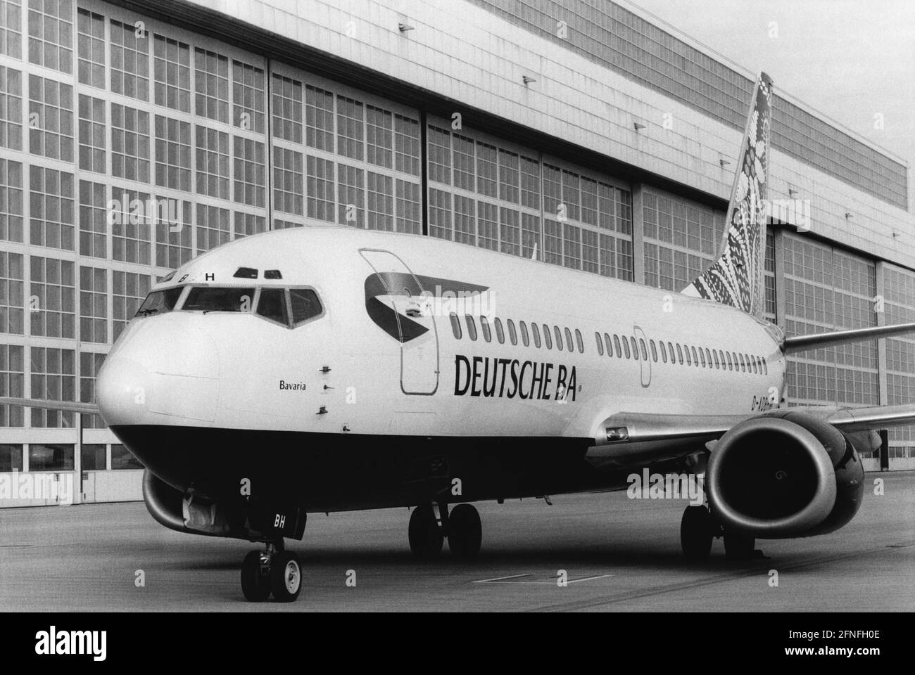 'Eine Boeing 737-300 der Deutschen BA mit der Registrierung D-ADBH und dem Taufnamen 'Bayern' am Flughafen München. Auf den vertikalen Stabilisator wird eine spezielle Lackierung angewendet. [Automatisierte Übersetzung]' Stockfoto