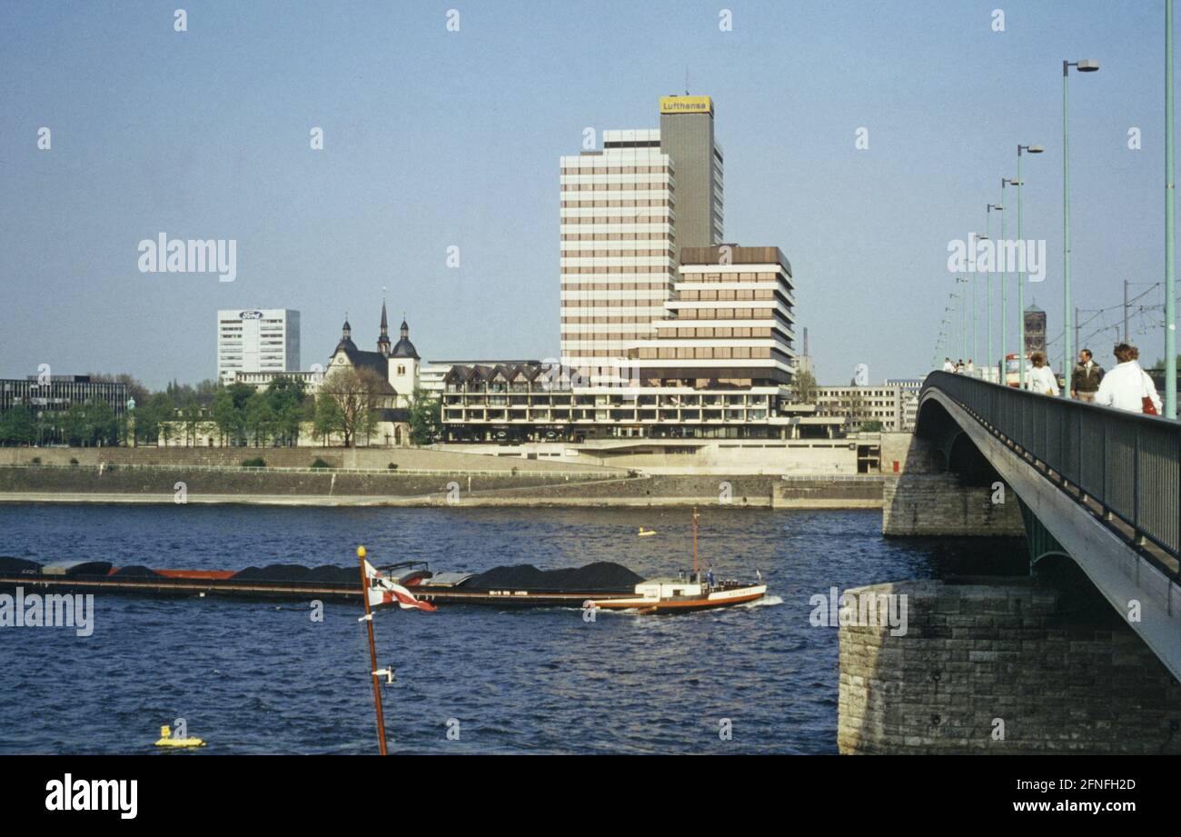 'Der Hauptsitz der Deutschen Lufthansa am Rheinufer im Kölner Stadtteil Deutz. Das Gebäude wurde von 2009 bis 2013 umgebaut und dient heute als Sitz des Chemieunternehmens Lanxess als ''Lanxess Tower''. [Automatisierte Übersetzung]' Stockfoto