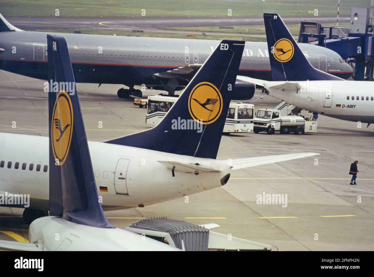 Flugzeug am Flughafen Düsseldorf. Im Hintergrund eine Boeing 767 der United  Airlines und eine Boeing 737 der Lufthansa (D-ABIY ''Lingen''), im  Vordergrund ein Airbus A320 und eine Boeing 737 der Lufthansa (D-AIPA ''