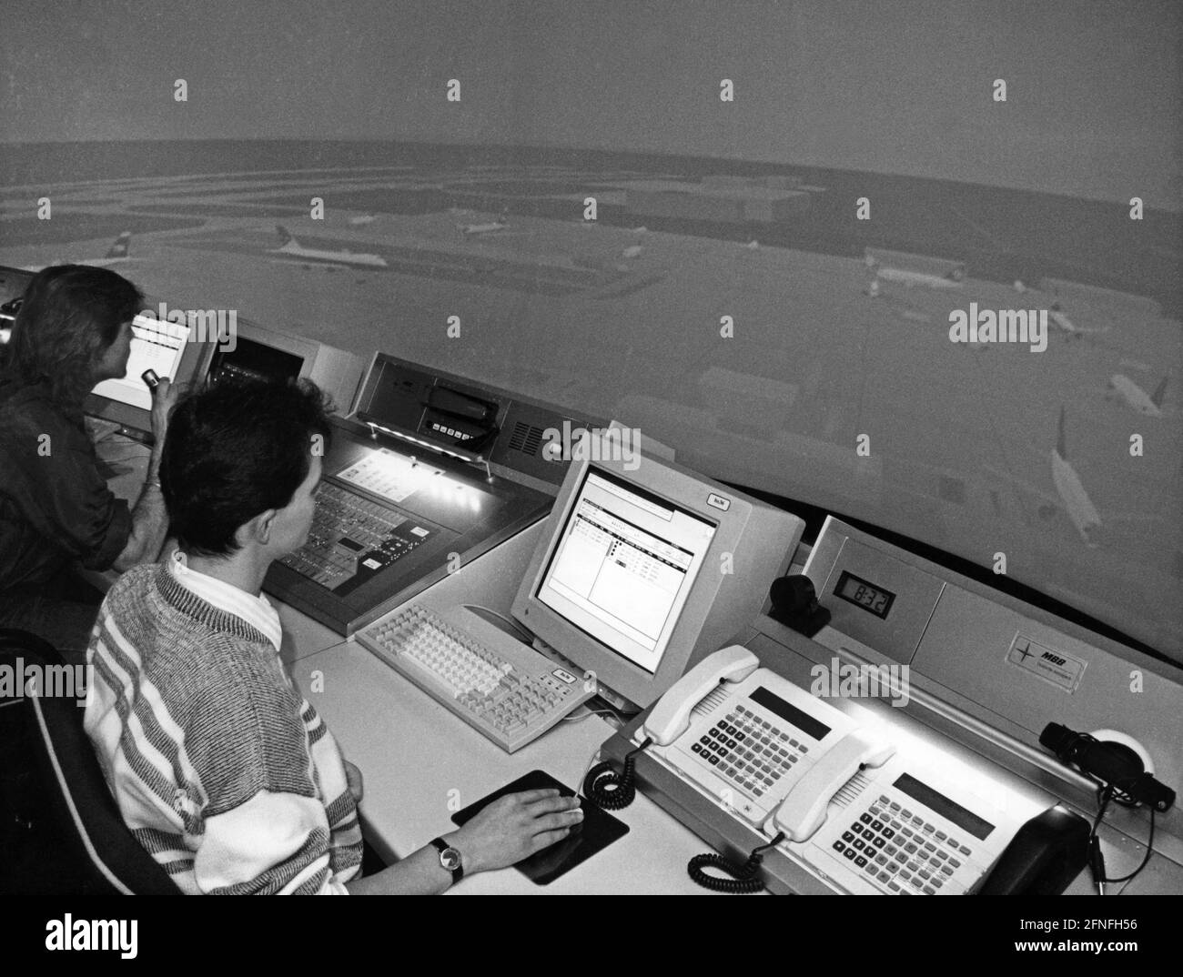 Zukünftige Vorfeldsteuerungen am Flughafen München II nutzen einen eigens dafür entwickelten Simulator, um ihre Arbeit nach der Eröffnung des Flughafens am 17. Mai 1992 zu üben. [Automatisierte Übersetzung] Stockfoto