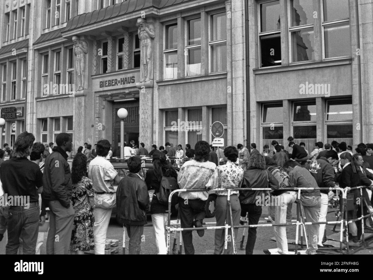 Wartende Asylbewerber vor dem Hamburger Bieberhaus, dem Sitz der Ausländerbehörde. [Automatisierte Übersetzung] Stockfoto
