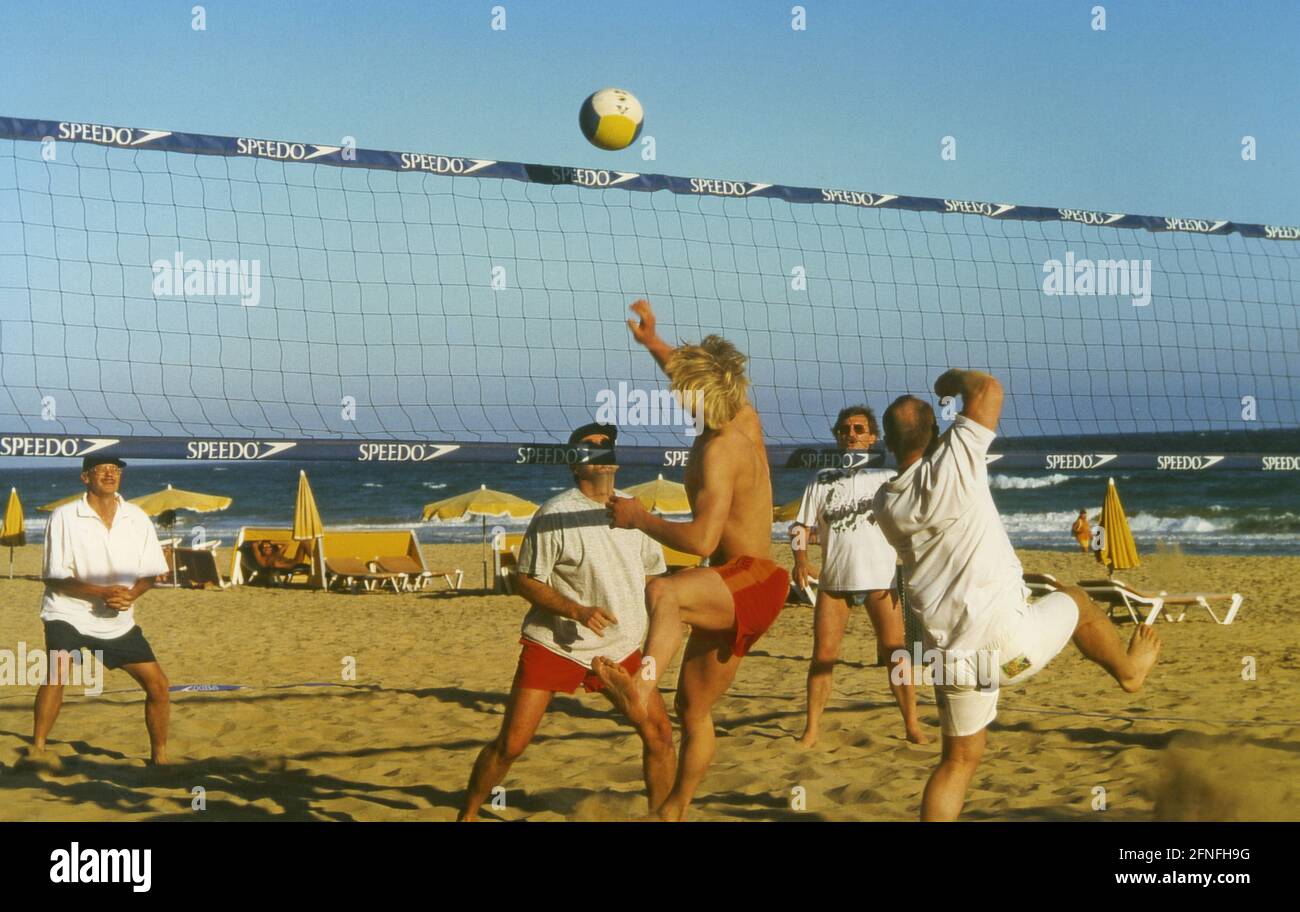 'The Robinson Club ''Esquinzo Playa'' auf Fuerteventura. Urlauber spielen Volleyball am Strand. [Automatisierte Übersetzung]' Stockfoto